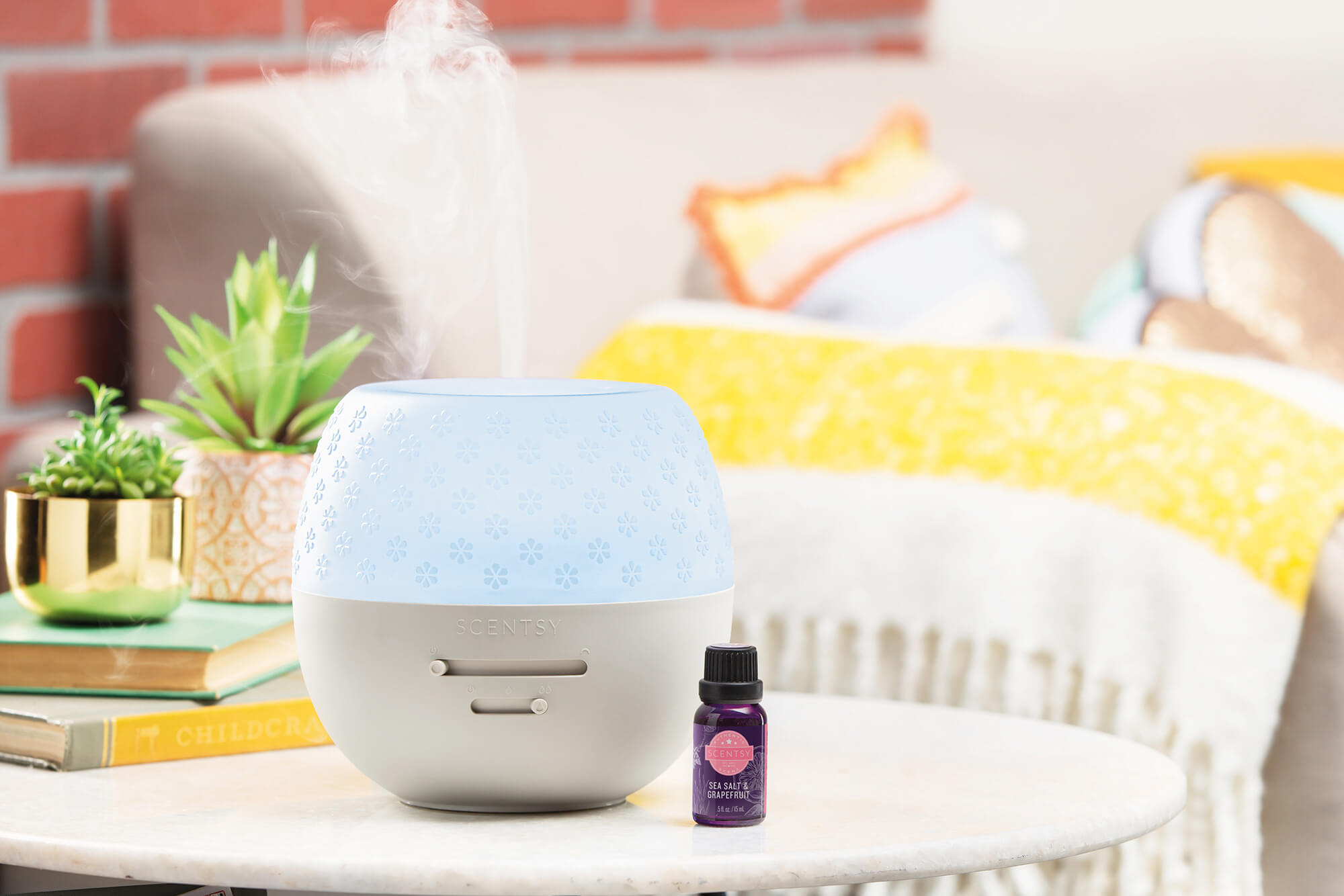 The fleur-gray Scentsy deluxe diffuser expelling the best scented essential oils in our sea salt & grapefruit fragrance