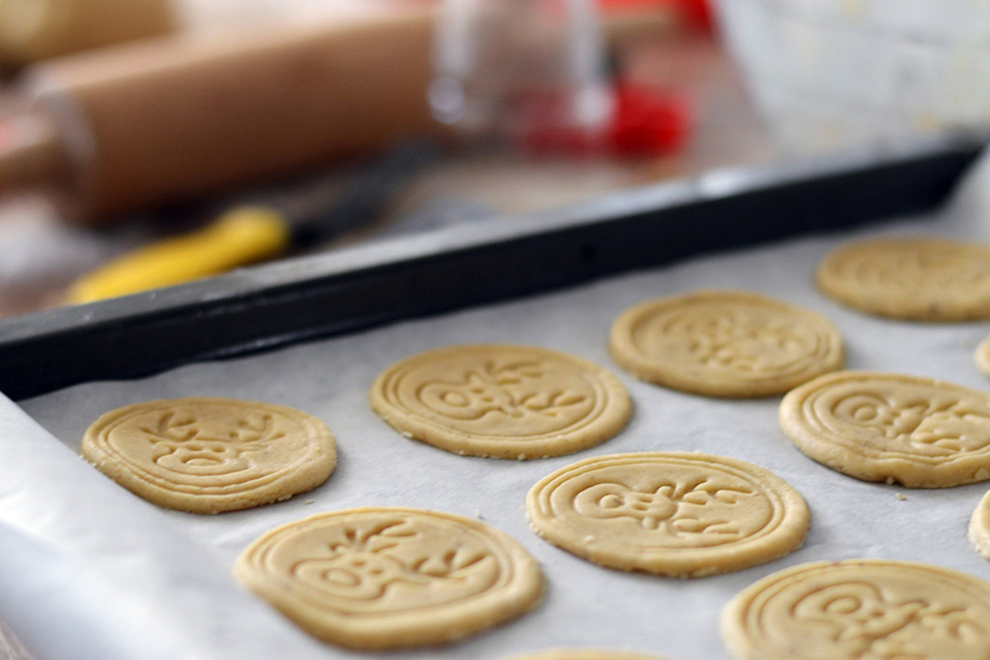 Make treats for Santa’s reindeer with your kids