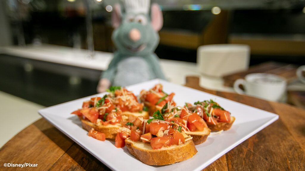 A plate of pain grillé aux tomates.